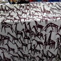 Lycra satin fond sable motif girafes stylisees bourgogne 2 