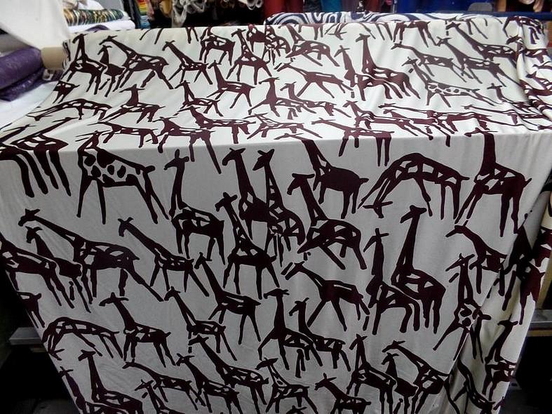 Lycra satin fond sable motif girafes stylisees bourgogne 2