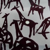 Lycra satin fond sable motif girafes stylisees bourgogne 3 
