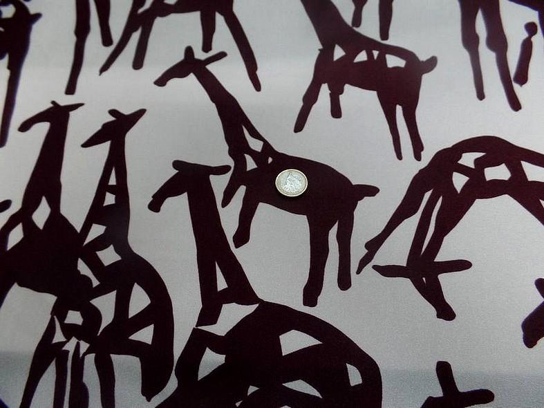 Lycra satin fond sable motif girafes stylisees bourgogne 3