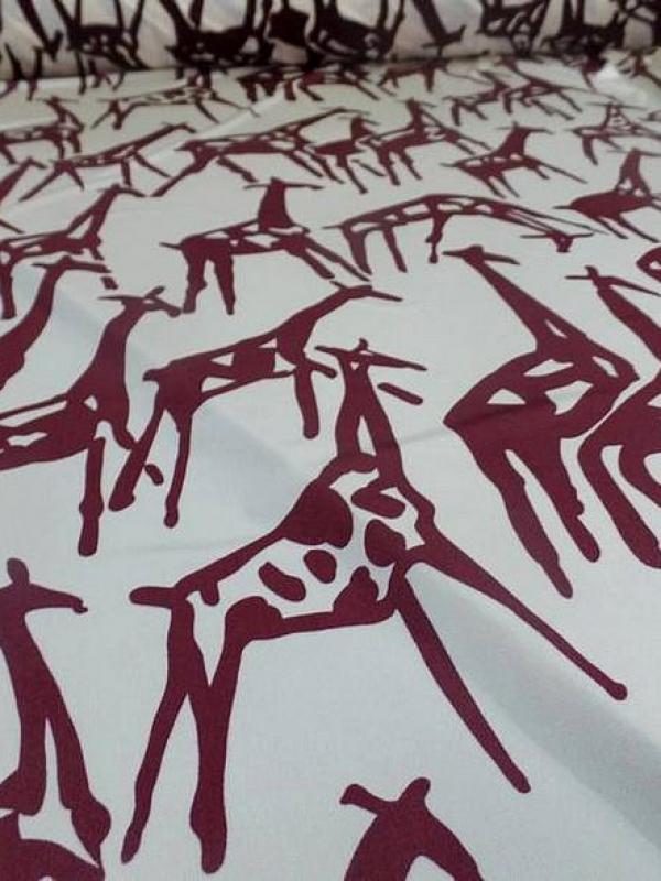 Lycra satin fond sable motif girafes stylisees bourgogne 5 