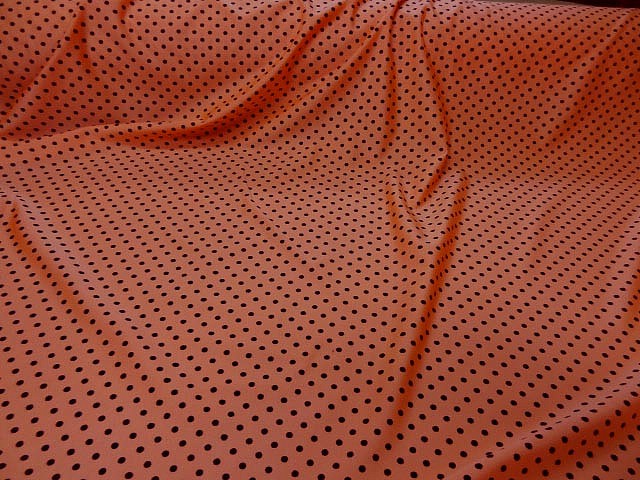 Lycra satin orange saumone pois noirs 3