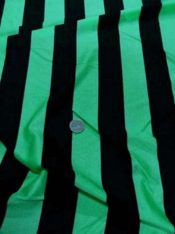 Lycra satin vert bleute et noir 1