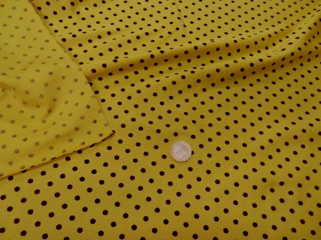 Lycra satine jaune imperial pois noirs moyens 2