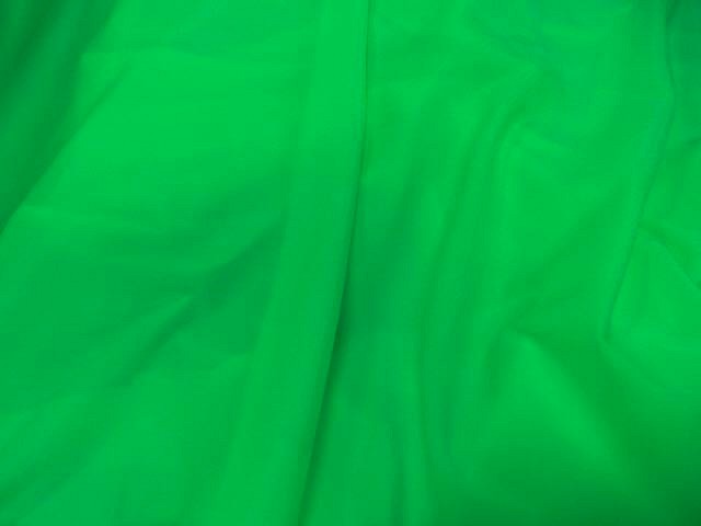 Lycra satine vert perroquet 1 