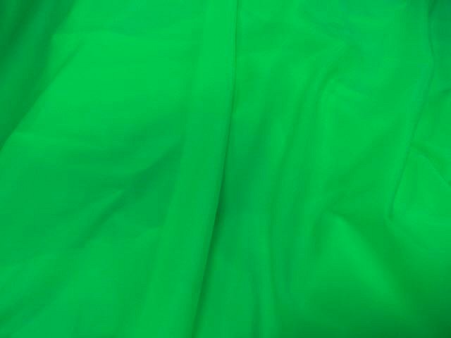 Lycra satine vert perroquet 1