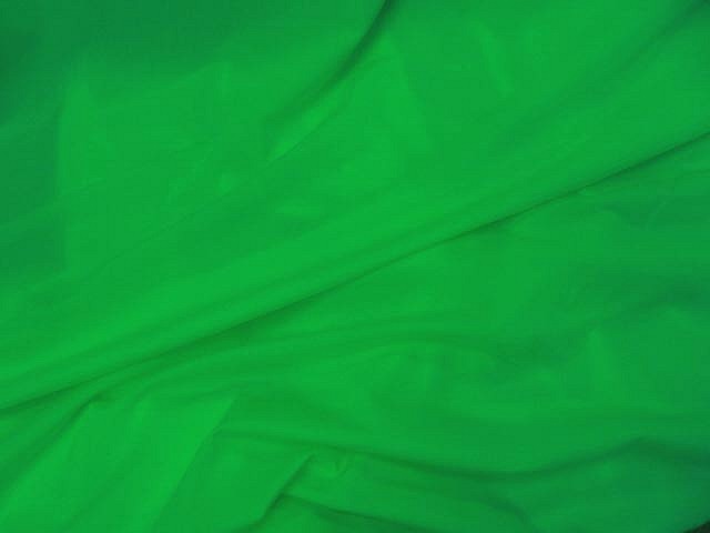 Lycra satine vert perroquet 2 