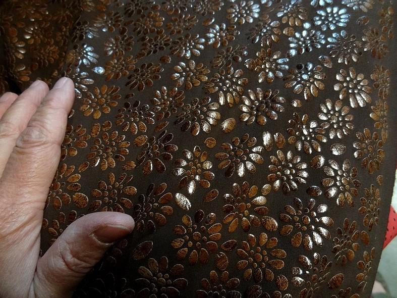 Lycra teinte moka fleurs appliquees 1