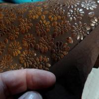 Lycra teinte moka fleurs appliquees 2 