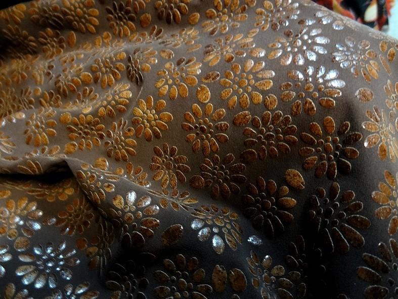 Lycra teinte moka fleurs appliquees 3