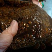 Lycra teinte moka fleurs appliquees 4