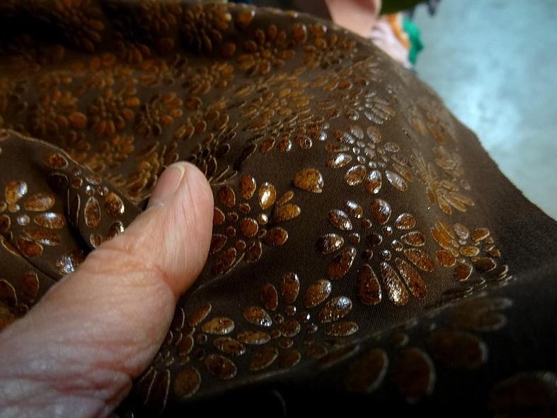 Lycra teinte moka fleurs appliquees 4