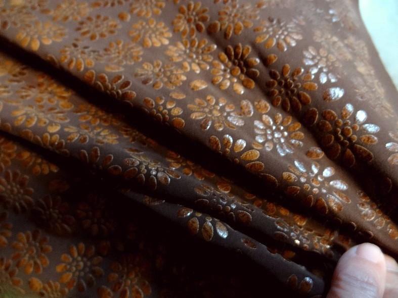 Lycra teinte moka fleurs appliquees 5