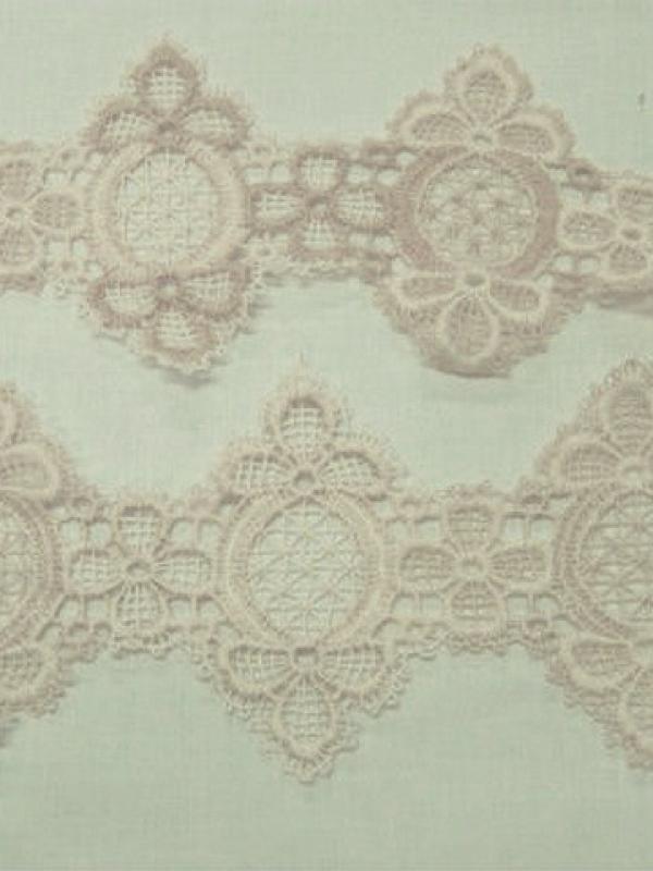 Macrame beige clair vivace lunaire et medaillon 1