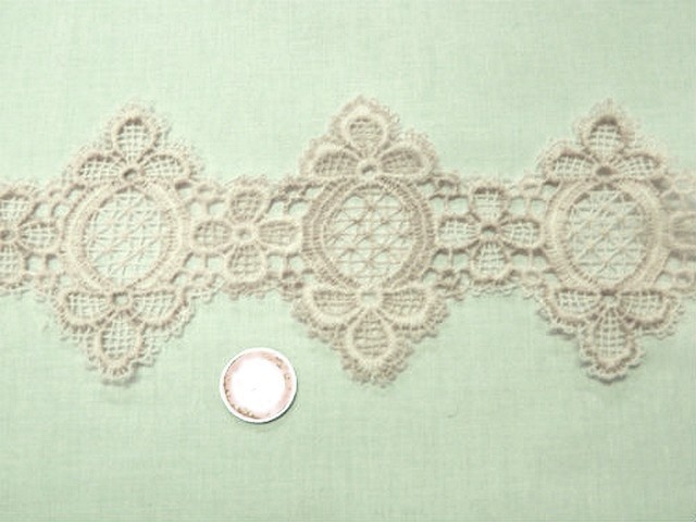 Macrame beige clair vivace lunaire et medaillon 2