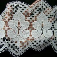 Macrame blanc carre et fleur de lis 1