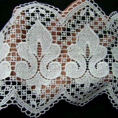 Macrame blanc carre et fleur de lis 1 