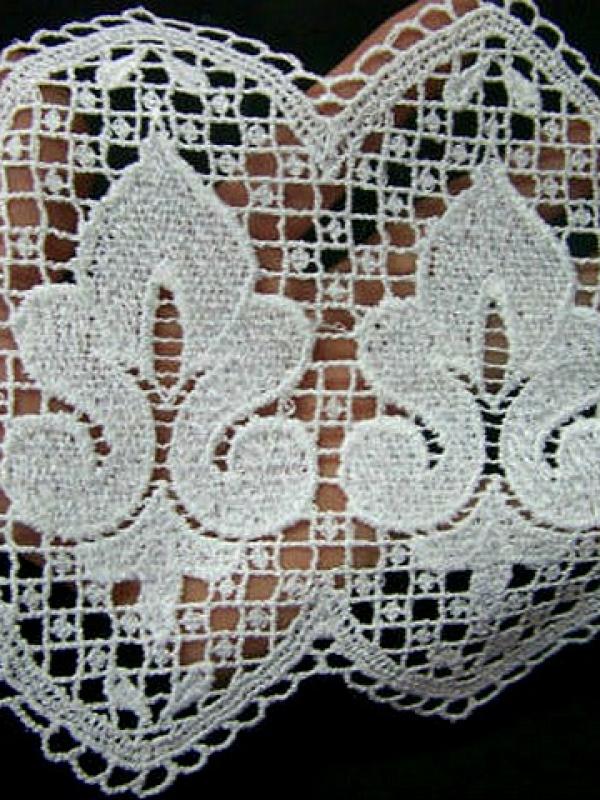 Macrame blanc carre et fleur de lis 1