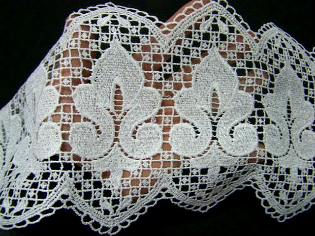 Macrame blanc carre et fleur de lis 1