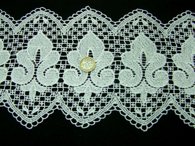 Macrame blanc carre et fleur de lis 2