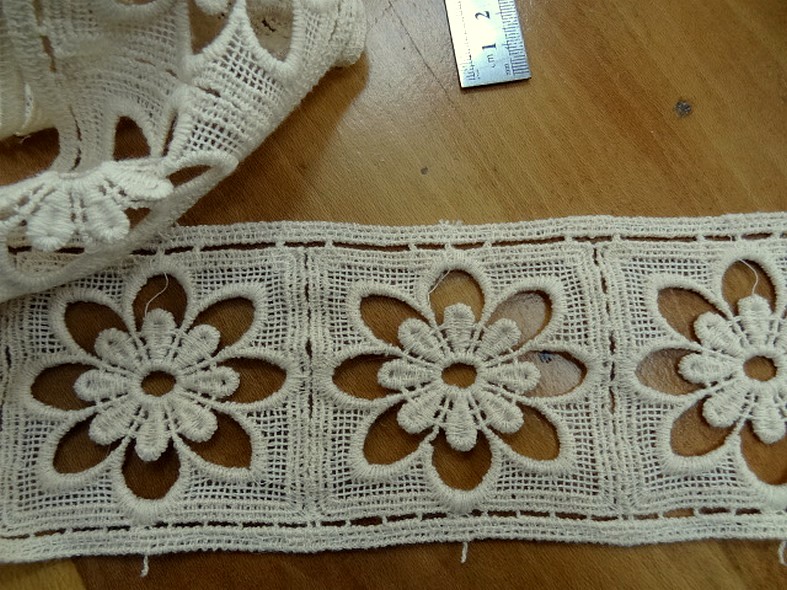 Macrame creme fleurs sur carres 1