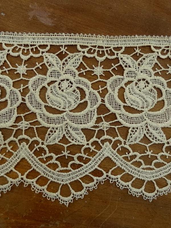 Macrame creme rose festonnee 1