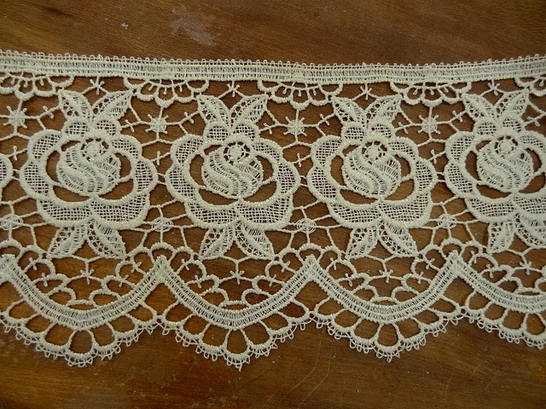 Macrame creme rose festonnee 1