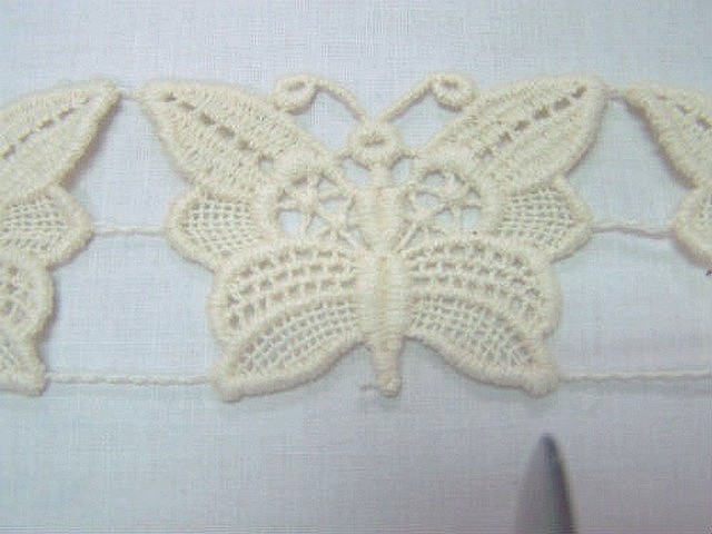 Macrame ecru motif papillon 1