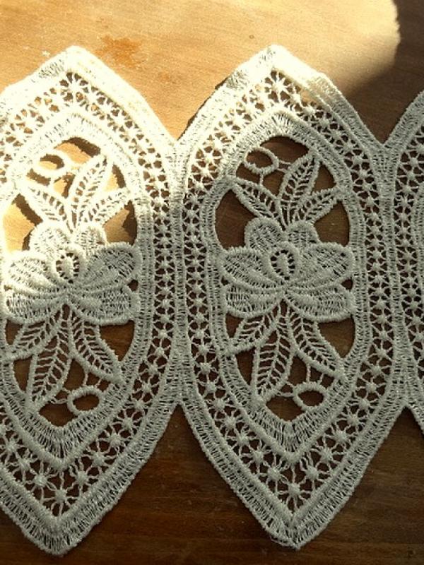 Macrame ecru ovale fleuri 1