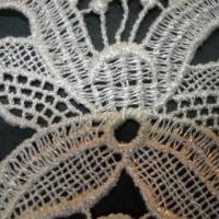 Macrame hibiscus blanc casse 3 