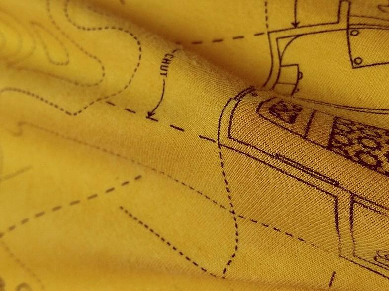 Maille coton jersey jaune safran motif plan de maison rigolote 1 