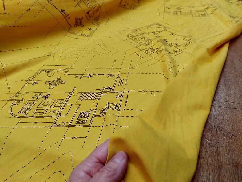 Maille coton jersey jaune safran motif plan de maison rigolote 4 