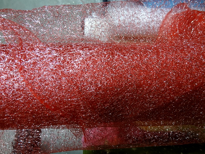 Maille fine rouge metallise argent 1