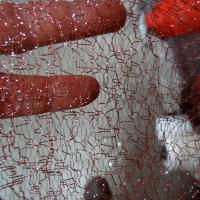 Maille fine rouge metallise argent 3 