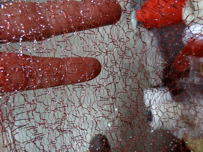 Maille fine rouge metallise argent 3