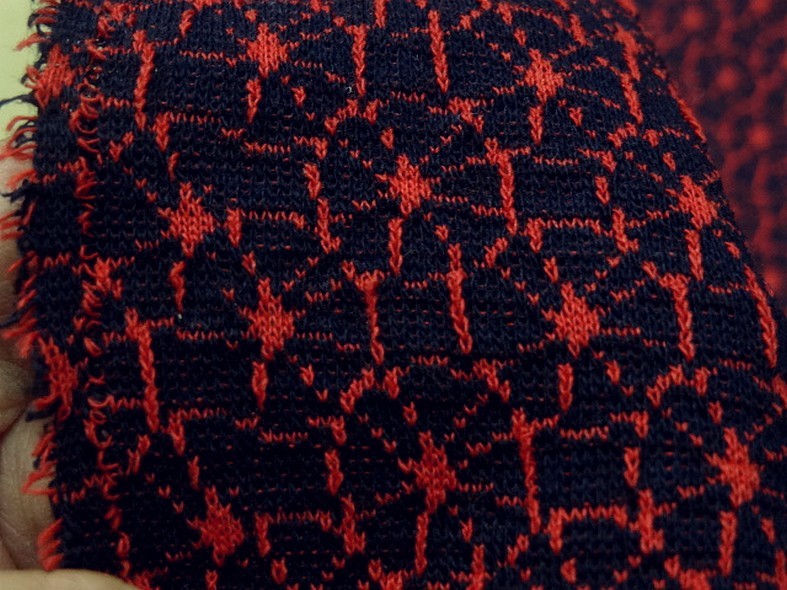Maille lainage bleu marine motif japonais rouge 6