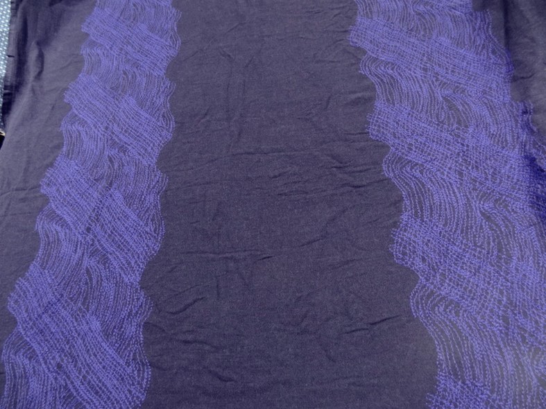 Maille laine et lin mousseuse aubergine brodee fil coton violet facon artisanale 2