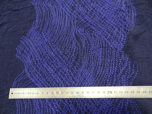 Maille laine et lin mousseuse aubergine brodee fil coton violet facon artisanale 3