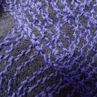 Maille laine et lin mousseuse aubergine brodee fil coton violet facon artisanale 4