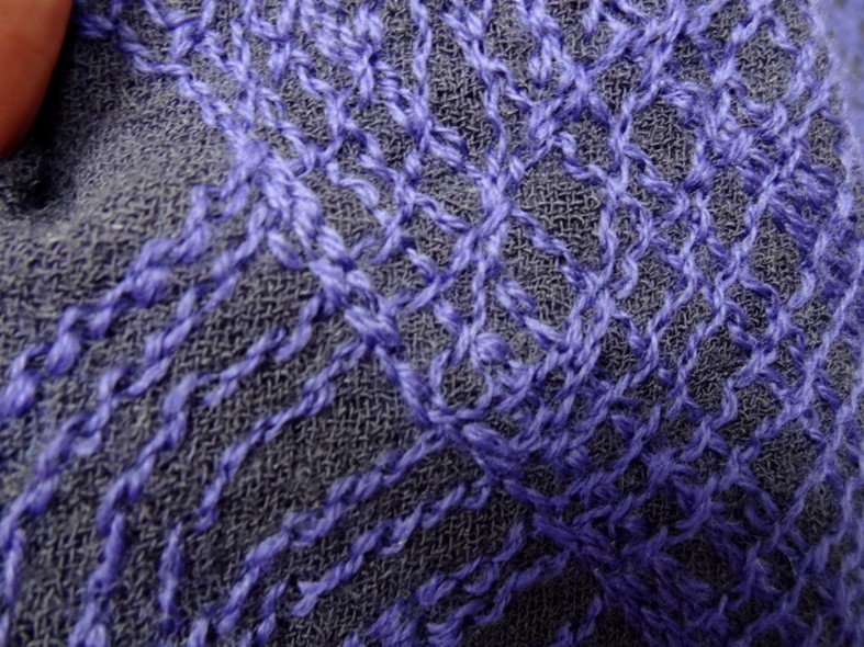 Maille laine et lin mousseuse aubergine brodee fil coton violet facon artisanale 4