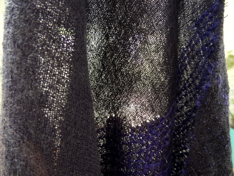 Maille laine et lin mousseuse aubergine brodee fil coton violet facon artisanale 5 