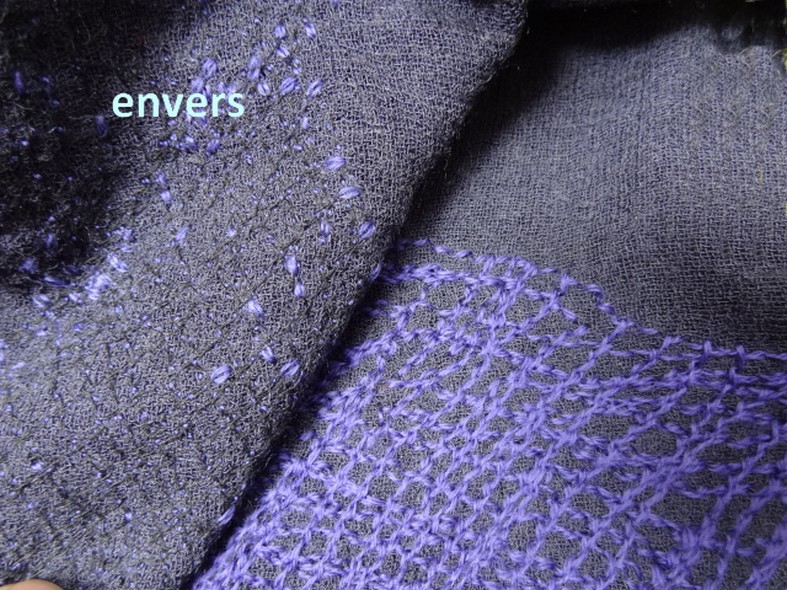 Maille laine et lin mousseuse aubergine brodee fil coton violet facon artisanale 6