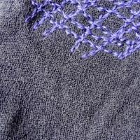 Maille laine et lin mousseuse aubergine brodee fil coton violet facon artisanale 7