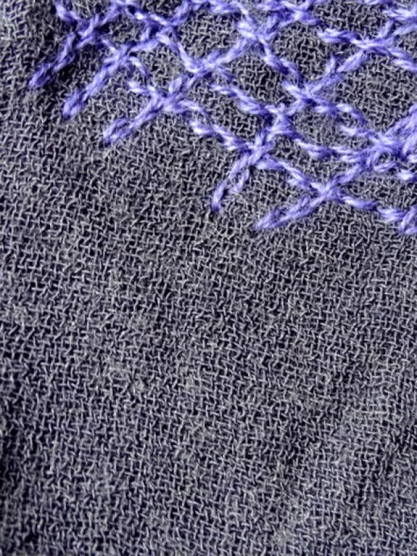 Maille laine et lin mousseuse aubergine brodee fil coton violet facon artisanale 7 