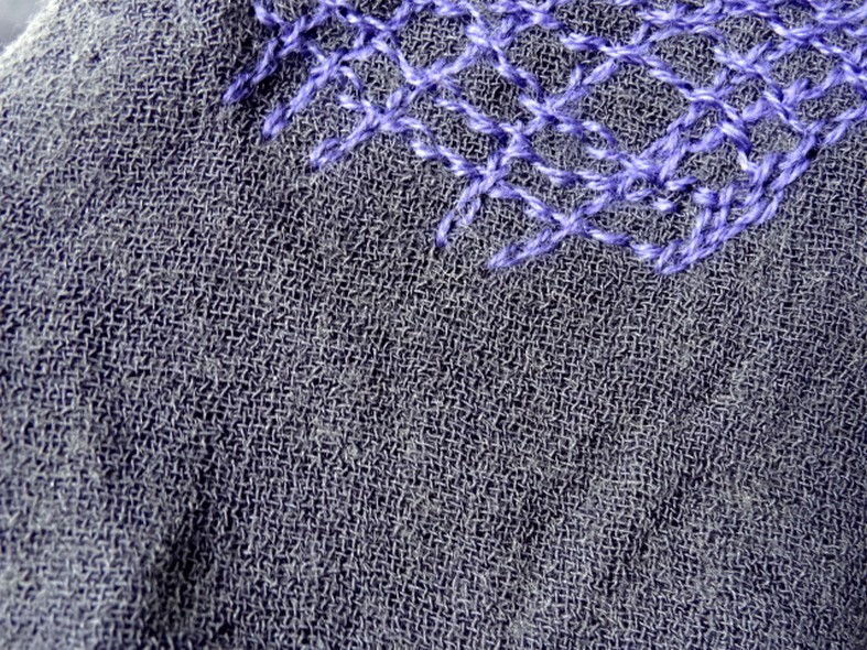 Maille laine et lin mousseuse aubergine brodee fil coton violet facon artisanale 7