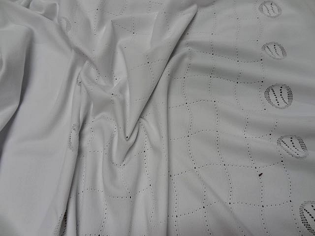 Maille lycra blanche motif central carreaux ondules 2