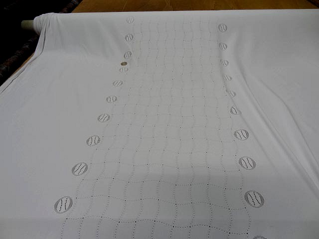 Maille lycra blanche motif central carreaux ondules 3