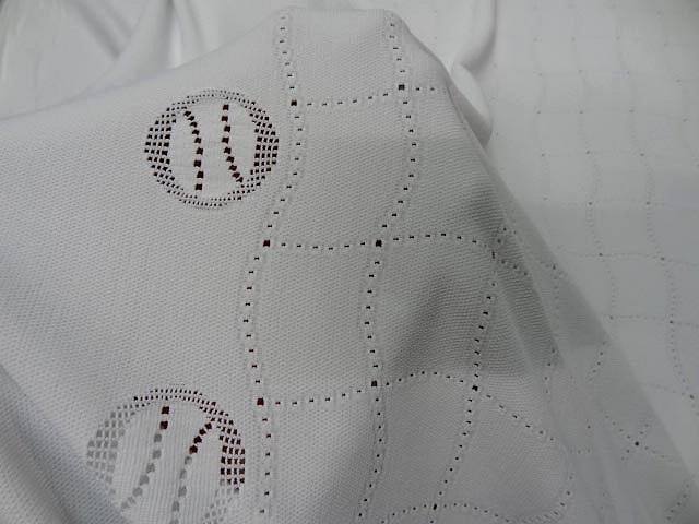 Maille lycra blanche motif central carreaux ondules 4