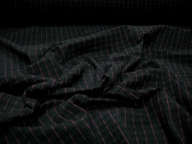 Maille stretch cloquee noire rayee fuchsia 1