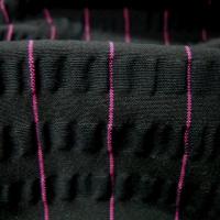 Maille stretch cloquee noire rayee fuchsia 2